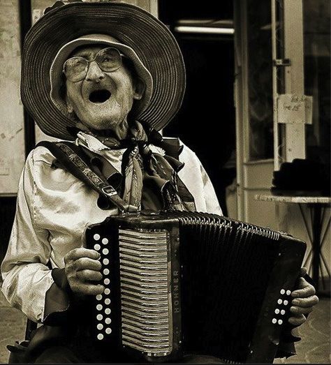 Old Woman Playing the Accordian. People Humor, Louis Daguerre, Funny Old People, Singing In The Rain, Funny Photography, Old People, People Of The World, Interesting Faces, 인물 사진