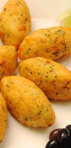 Bolinhos de Bacalhau | Portugal Cod Fish Cakes, Fish Cakes Recipe, Portugal Food, Portuguese Desserts, Portuguese Cuisine, Brazilian Food, Portuguese Recipes, Traditional Food, Appetizer Snacks