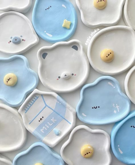 Blue Diy Decor, Cute Clay Plate Ideas, Cute Simple Pottery Ideas, Polymer Clay Trays, Cute Clay Room Decor, Cute Crafts Clay, Clay Ideas Tray, Blue Clay Ideas, Cute Clay Trays