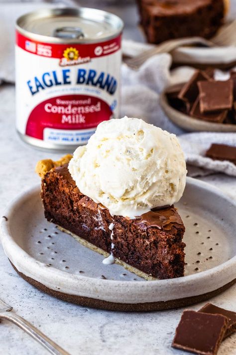 Desserts With Eagle Brand Milk, Eagle Brand Condensed Milk Recipes, Sweetened Condensed Milk Pie, Eagle Brand Recipes Condensed Milk, Fancy Pies, Brownie Pie Recipe, Brownie Pie, Buttery Pie Crust, Blackberry Pie