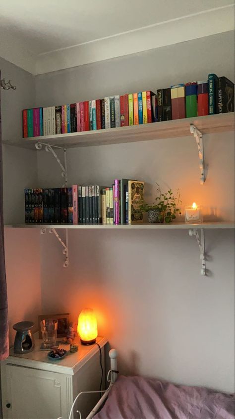 Cool Shelves Bedroom, Cute Shelving Ideas Bedrooms, Wall Book Shelf Ideas Aesthetic, Cute Wall Shelves, Bedroom Ideas Books, Wall Bookshelf Ideas Bedroom, Book Shelf Ideas Bedroom Small Spaces, Decadent Bedroom, Shelf Ideas For Bedroom