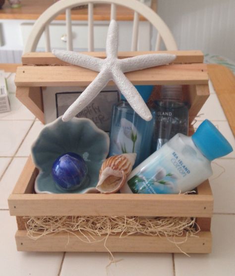 Handmade Home Decor Ideas Crafts, Beach Bag Gift Ideas, Beach Themed Gift Basket, Themed Gift Basket Ideas, Beach Gift Basket, Hommade Gifts, Spa Baskets, Handmade Home Decor Ideas, Gift Basket Ideas For Women