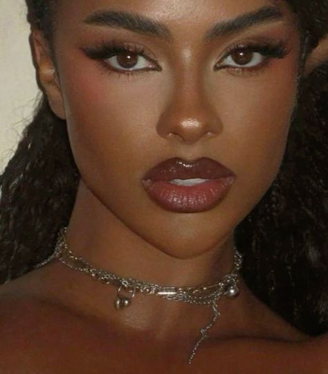 Light Eyes Makeup Looks, Medium Contrast Makeup Black Women, Simple Smokey Eyeliner, Hot Chocolate Makeup Look, Cool Girl Makeup Looks, Sultry Makeup Black Women, Christmas Makeup Black Women, Prom Makeup Brown Skin, Performance Makeup Dancers