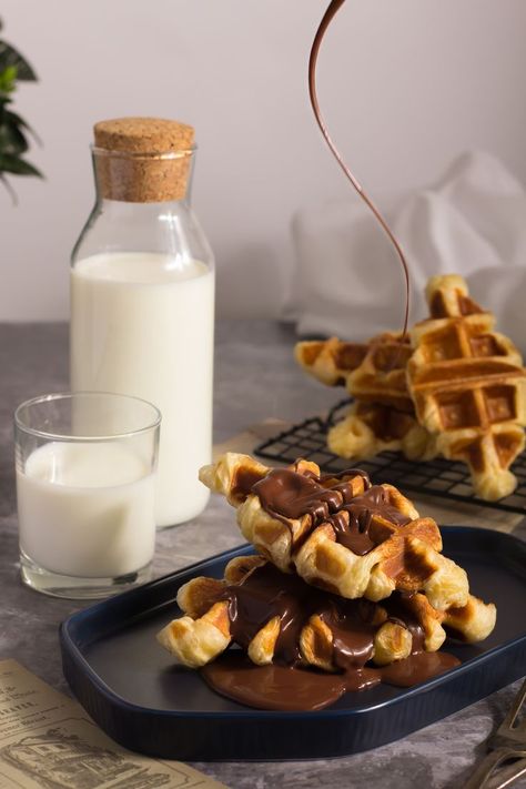 Croffle Photography, Croissant Waffle, Chocolate Waffles, Chocolate Croissant, Food Photography Inspiration, Food Displays, Interior Work, Bathroom Remodel Shower, Chocolate Sauce