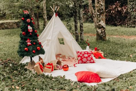 Natal área externa. Christmas Tent Photoshoot, Christmas Picnic Photoshoot, Christmas Tent Decorations, Christmas Teepee Photoshoot, Teepee Christmas Photo Shoot, Christmas Minis Photography Outdoors, Christmas Teepee, Christmas Mini Sessions Outdoor, Holiday Photography Backdrops