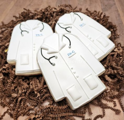 Dr. Coat cookies by @mercibeaucookies Lab Coat Cookies, White Coat Cookies, Dr Coat, Physician Assistant School, Nurse Cookies, Doctor Coat, White Lab Coat, White Coat Ceremony, Pa School