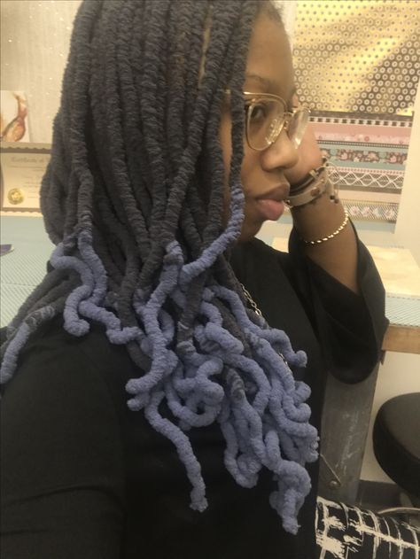 Diy Yarn Hair Extensions, Yarn Locs Hairstyles, Loc Thread Wrap, Faux Locs With Brazilian Wool, Yarn Hairstyles, Yarn Faux Locs, Hairstyles Protective Styles, Loc Yarn Wrap, Yarn Locs