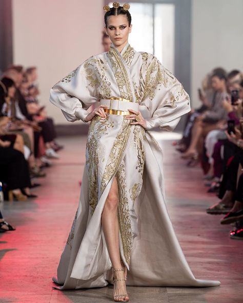 ELIE SAAB on Instagram: “Ornate kimono-style looks and imperial inspired details #ELIESAABHCAW1920” Gaun Koktail, Elie Saab Haute Couture, 2019 Couture, Elie Saab Fall, Elie Saab Couture, فستان سهرة, Tokyo Fashion, Looks Chic, Fashion Tips For Women