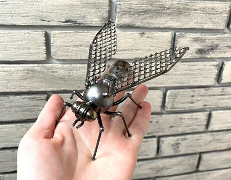 Fly Sculpture, Steampunk Insects, Metal Sculpture Art, Welding Techniques, Filament Lamp, Sculpture Metal, Metal Art Welded, Incandescent Lamp, Metal Art Sculpture