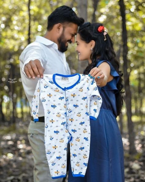 Maternity Shoot For Couples, Couple Maternity Photoshoot Ideas, Pre Maternity Shoot, Maternity Photo Shoot Ideas Indian, Baby Shower Outdoor Photoshoot, Maternity Shoot Photography, Poses For Baby Shower Photoshoot, Maternity Shoot Photos, Meternati Photo Shoot Ideas