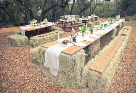 Western and rustic weddings get taken to a new level with the addition of hay bales. Forget renting chairs for your wedding, just call your favorite farmer and ask them to loan you some hay for your big day! I am loving the creative ways hay has been used to form couches, tables, and chairs.  … Hay Bale Ideas, Deco Champetre, Boda Diy, Barn Parties, Country Wedding Ideas, Rustic Wedding Table, Country Diy, Outdoor Dinner, Hay Bales