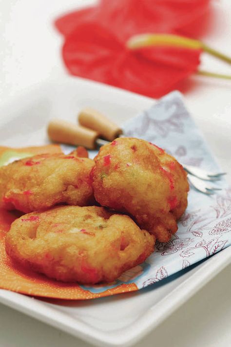 Kamaboko, a sweet steamed fish cake beloved by local eaters, is turned into fritters at the hand of Muriel Miura, longtime cooking instructor and author of Celebrating in Hawaii. Kamaboko Recipe, Shrimp Fritters, Nightshade Free Recipes, Steamed Fish, Fritter Recipes, Fish Cake, Melting Pot, Tempura, The Hand