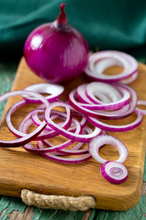 Absolutely oil-free and delicious, these Crispy Baked Onion Rings are a much healthier take on the classic greasy version. These will keep you coming back for more! Baked Onion Rings, Types Of Onions, Onion Oil, How To Cut Onions, Skewers Grill, Essential Oil Plants, Nigerian Food, Green Vegetables, Food Tips