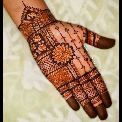 Mhendi Design Unique Latest Front Hand, Mhendi Design Unique Latest, Mehendi Designs Bridal, Backhand Mehndi Designs, Fingers Mehndi Designs, Bride Mehendi, Front Hand Mehndi Designs, Front Mehndi, Front Hand Mehndi