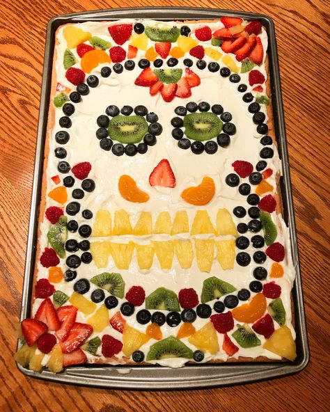 💀🥝Sugar Skull Fruit Pizza🍓💀 Halloween Fruit Pizza Ideas, Sugar Skull Fruit Pizza, Fruit Pizza Halloween, Halloween Fruit Pizza Sugar Cookie, Halloween Fruit Pizza, Skull Fruit, Skull Pizza, Fruit Pizza Designs, Mini Fruit Pizzas