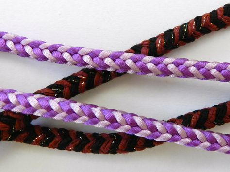 Square braids Tutorial Cuadrada Square Kumihimo, Square Braid, To Braids, Kumihimo Tutorial, Braids Tutorial, Kumihimo Braiding, Kumihimo Jewelry, Braided Bracelet Diy, Kumihimo Patterns