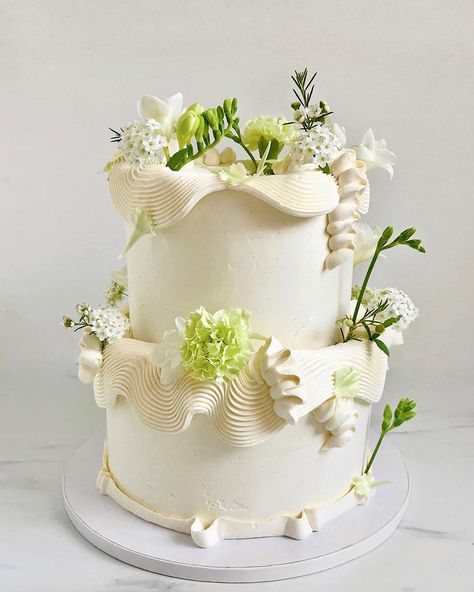 Your Wedding Aesthetics | Spring, with its vibrant energy and blossoming beauty, is undeniably one of the most inspiring seasons. Tying the knot during this time can… | Instagram Cake Decorating With Flowers, Abstract Cake Design, Green Flower Cake, Non Traditional Wedding Cake, Flower Cake Wedding, Wedding Cake With Fruit, Wedding Cake Spring, Colourful Wedding Cake, Trendy Wedding Cake