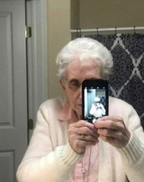 Cursed Selfie, Funny Contact Photos, Photography Meme, Old Grandma, Memes Gretchen, Grandma Aesthetic, Oppa Gangnam Style, Funny Old People, Funny Grandma