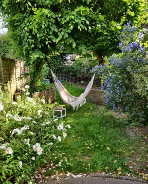 Cottagecore House Garden, Cottagecore Fairy Garden, Cottagecore Lifestyle Aesthetic, Cottagecore Garden Ideas, Lesbian Cottage, Sapphic Cottagecore, Vintage Cottage Aesthetic, Cottagecore Garden Aesthetic, Fairy Garden Aesthetic