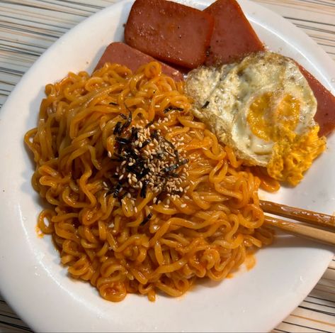 Ramen Noodles Aesthetic, Food Ramen, Food Korean, Korean Noodles, Food Babe, Delicacy Food, Food Therapy, Yummy Comfort Food, Delicious Snacks Recipes