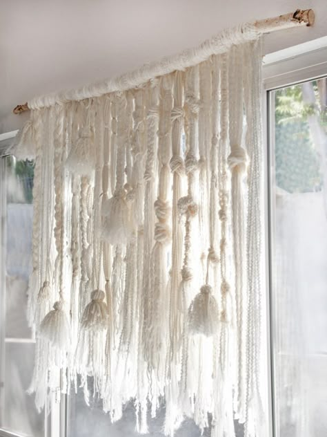 Diy Yarn Curtain, Macrame With Beads Wall Hangings, Chrismukkah Party, Diy Yarn Decor, Yarn Curtains, Rideaux Shabby Chic, Hanukkah Traditions, Cortina Boho, Hanukkah Party