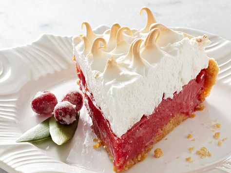 If you’re a fan of lemon meringue pie, you’ll love this festive cranberry meringue pie recipe. For the fluffiest meringue, set your eggs out at room temperature for about 15 minutes or submerge (in the shell) in a bowl of lukewarm water for 5 minutes before beating—egg whites at room temperature will gain more volume than cold whites. Cranberry Meringue, Lemon Creme Pie, Cranberry Meringue Pie, Kidney Diet Recipes, Lemon Creme, Drinks From Around The World, Creme Pie, Crisp Recipes, Fruit Desert