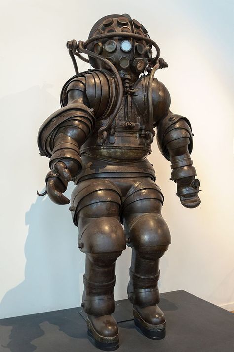 Atmospheric diving suit built by the Carmagnolle brothers in 1882. Now at the Musée National de la Marine Paris. https://t.co/ZhvxGTjpZO Atmospheric Diving Suit, Deep Sea Diving Suit, Marine Museum, Steampunk Tendencies, Deep Sea Diver, Diving Helmet, Deep Sea Diving, Rare Historical Photos, Diving Suit