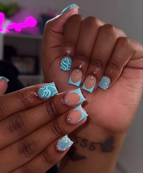 Colors To Get Your Nails Done, Short Blue Acrylic Nails Designs, White French Design Nails, Baddie Short Nails, Blue Short Acrylic Nails, French Design Nails, White French Design, Shorties Nails Square, Purple Acrylic Nails