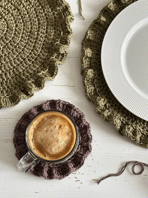 Crochet Holiday Placemats Free Pattern, Crochet Circle Placemat, Crochet Dinner Mats, Crochet Table Centerpiece Free Pattern, Crochet For Apartment, Easy Crochet Decor, Household Crochet Patterns Free, Kitchen Crochet Ideas, Crochet Mug Rugs Patterns Free