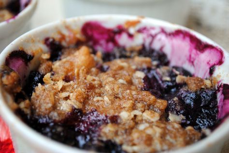 Peach Blueberry Crisp, Pear Cobbler, Blueberry Crisp Recipe, Pear Crisp, Berry Crisp, Blueberry Crisp, Pear Tart, Healthy Holiday Recipes, Blueberry Crumble