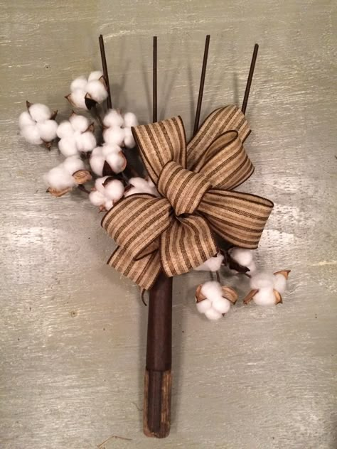 Repurposed pitchfork cotton doorhanger - wreath Upcycled Pitchfork, Metal Rake Head Ideas, Pitch Fork Repurposed, Pitchfork Decor Ideas, Pitch Fork Decor Rustic, Pitchfork Repurposed, Pitchfork Decor, Old Rake Head Ideas, Rake Wreath