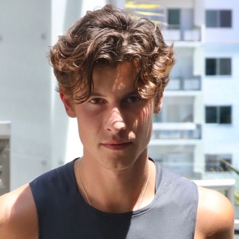 Surf Hairstyles Men, Short Hairstyles Middle Part, Wavy Hair Men Short, Shawn Mendes Hairstyle, Shawn Mendes Haircut, Surf Haircut, Shawn Mendes Eyes, Shawn Mendes Hair, Surf Hair