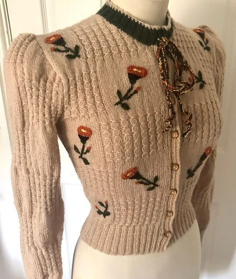 𝐊𝐍𝐈𝐓𝐓𝐈𝐍𝐆 𝐕𝐈𝐍𝐓𝐀𝐆𝐄 𝐑𝐄𝐂𝐑𝐄𝐀𝐓𝐈𝐎𝐍𝐒 on Instagram: "When lovely Chelsea @vintageforthought asked me to knit this pattern for her I was so pleased 🤗. It’s called “Myrna” and is a 1940s design by Patons and Baldwins. The pattern isn’t the easiest to follow so I adapted it for sanity 😵‍💫and a better fit! It’s knitted here in Cascade 220 Fingering in the warm autumnal colours suggested in the original for the embroidered details (rather different for a design inspired by Tyrolea 1940s Knitwear, Cardigan Knitting Patterns Free, Tyrolean Cardigan, Vintage Sweater Outfit, Alice By Heart, 1940s Design, Autumnal Colours, Crochet Clothes Ideas, Winter Knitwear