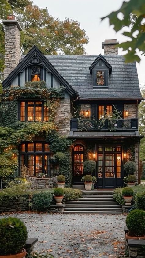 Green Tudor House, Big Cottage House, Victorian House Exterior, House Aesthetic Exterior, Vintage House Exterior, Dream House Architecture, Harry Potter House, Magical House, Dream Life House