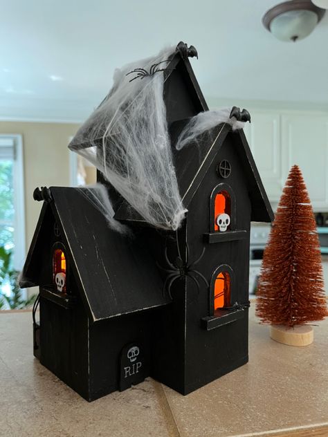 Cardboard Haunted House Diy, Spooky Diy Halloween Decor, Halloween Gingerbread House, Halloween Houses, Spooky Diy, Halloween Haunted House Decorations, Haunted House Diy, Table Halloween, Pirate Crafts