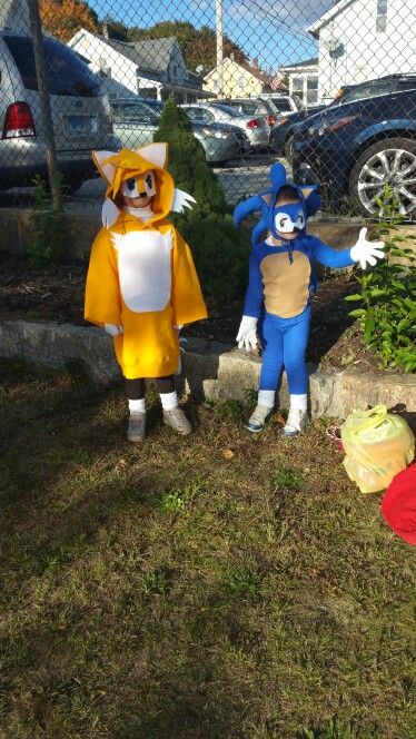 Sonic and Tails costume home made Sonic And Tails Costume, Tails Costume, Sonic Costumes, Bestie Costumes, Sonic Costume, Sonic And Tails, Pretty Halloween Costumes, Pretty Halloween, Sonic Fan Art