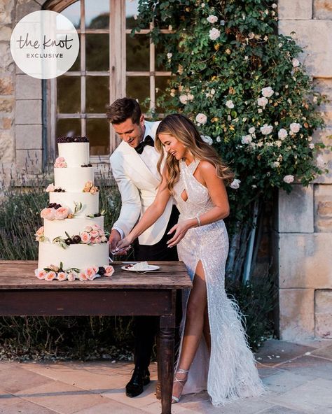 Jojo Fletcher Wedding, Jojo Fletcher Hair, Simple Wedding Cake Ideas, Jojo And Jordan, Wedding Cake Simple, Jojo Fletcher, Boda Ideas, Celebrity Bride, Hidden Garden