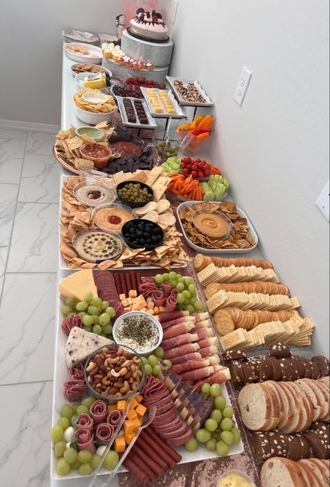 Party Food Spread Birthday Spread Parties Food, Birthday Food Set Up, Birthday Food Spread, Birthday Party Food Setup Display, Work Birthday Ideas Food, Food Table Party, Birthday Food Ideas For Adults Dinner Parties, Food Spread, Birthday Party Food For Adults