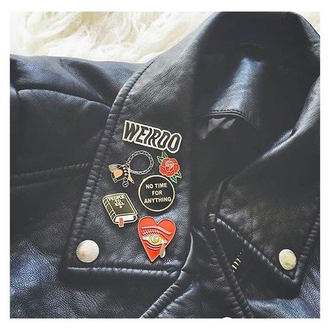 Souvenir Jewelry, 80s Punk, Fashion 80s, Jacket Pins, Trendy Swimwear, Zooey Deschanel, Patches Jacket, Mode Inspo, Soft Grunge