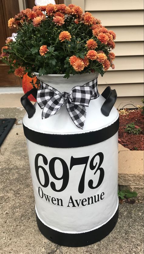 Painted Milk Cans Ideas Farmhouse, Tin Milk Jug Decor, Outdoor Corner Decor Ideas, Farmhouse Milk Jug Decor, Repurpose Milk Can, Milk Barrel Ideas, Painting A Milk Can, Milk Tin Can Decor, Milk Can Projects