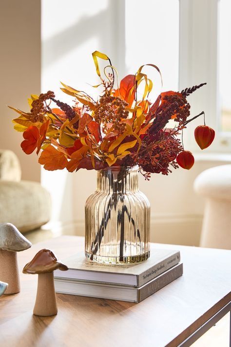 Simple Autumn Table Decor, Autumnal Floral Arrangements, Autumn House Decorations, Autumn Leaves Decorations, Autumn Interior Decor, Autumnal Cocktails, Autumnal Interiors, Autumn Flower Arrangements, Table Decorations Fall