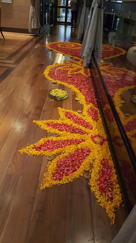 Rangoli Design With Urli, Flower Decoration For Pooja On Floor, Rangoli Designs With Flowers Petals, Rangoli From Flowers, Floral Rangoli, Flower Rangoli Designs, Simple Flower Rangoli, Flowers Rangoli, Home Flower Decor