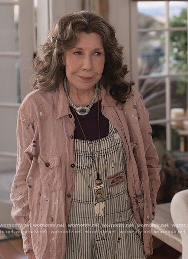 Grace’s distressed overalls on Grace and Frankie. Outfit Details: https://wornontv.net/286265/ #GraceandFrankie Frankie Grace And Frankie Style, Frankie Grace And Frankie, Frankie From Grace And Frankie Clothes, Frankie Bergstein Outfits, Frankie Bergstein Aesthetic, Grace And Frankie Wardrobe, Frankie Bergstein Style, Frankie Bergstein, Grace And Frankie