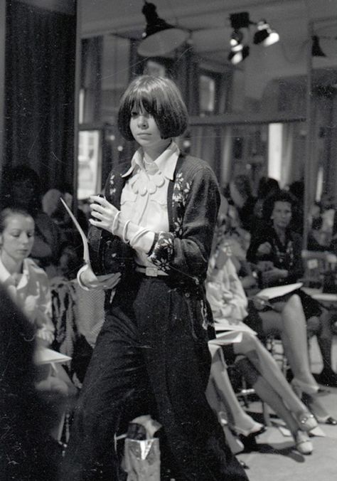 Anna Wintour, 1970s. What is it with her and that hairdo? Anna Wintour Young, Anna Wintor, Vogue Editor In Chief, Anna Wintour Style, Paolo Roversi, Giovanna Battaglia, Diana Vreeland, Anna Dello Russo, Junior Fashion