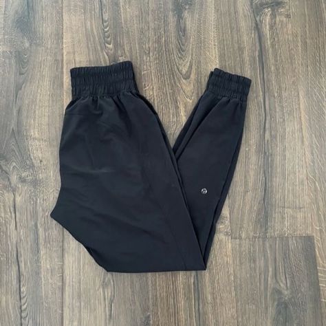 Lulu Joggers Outfit, Lululemon Joggers Outfit, Lululemon Jogger Outfit, Lulu Sweatpants, Lululemon Wishlist, Lulu Lemon Outfits, Lulu Lemon Joggers, Lulu Clothes, Lulu Lemon Pants