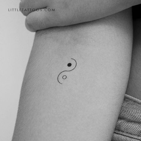 Tattoos Ying Yang Ideas, Unique Yin And Yang Tattoo, Yin Yang Symbol Tattoo, Minimalist Ying Yang Tattoo, Yin Yang Small Tattoo, Small Tattoos Ying Yang, Ying Yang Minimalist Tattoo, Simple Yoga Tattoo, Creative Ying Yang Tattoo