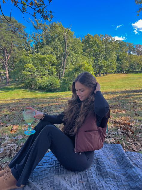 #fashion #fall #autumn #photoshoot #photography #picnicideas #fallstyle #poseideas #falloutfit Picnic Outfit Fall, Fall Aesthetic Photoshoot, Fall Picnic Outfit, Cute Picnic Outfits, Outfit Camp, Picnic Fits, Cute Picnic, Autumn Photoshoot, Picnic Outfit