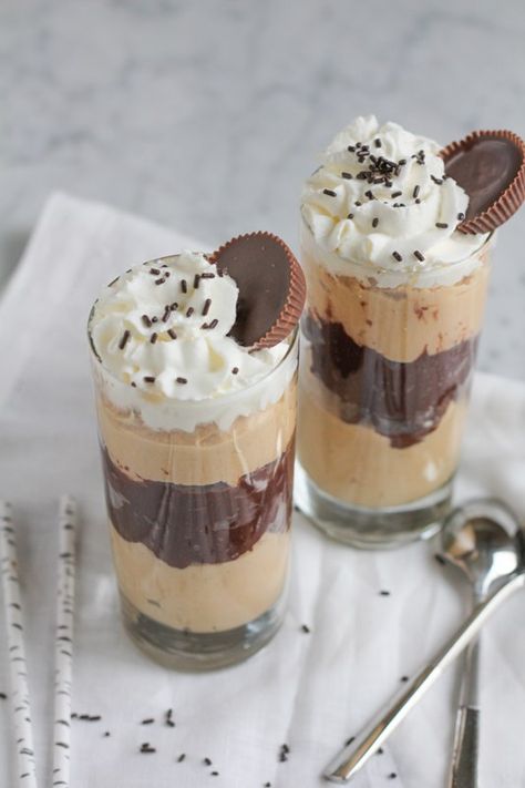 Peanut Butter Chocolate Mousse Parfait - An easy dessert that's perfect for special occasions or a special dessert! #peanutbutter #chocolate #Parfait #dessert Chocolate Mousse Parfait, Peanut Butter Chocolate Mousse, Mousse Parfait, Parfait Desserts, Peanut Butter Mousse, Parfait Recipes, Peanut Butter Desserts, Mousse Recipes, Peanut Butter Chocolate