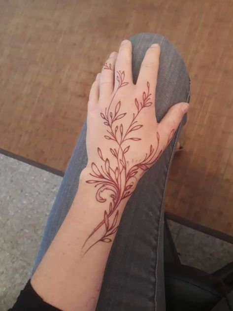 Wrist Hand Tattoo, Flower Vine Tattoos, Henna Inspired Tattoos, Tato Henna, Henna Tattoo Hand, Henna Tattoo Designs Hand, Simple Henna Tattoo, Pretty Henna Designs, Henna Tattoo Designs Simple