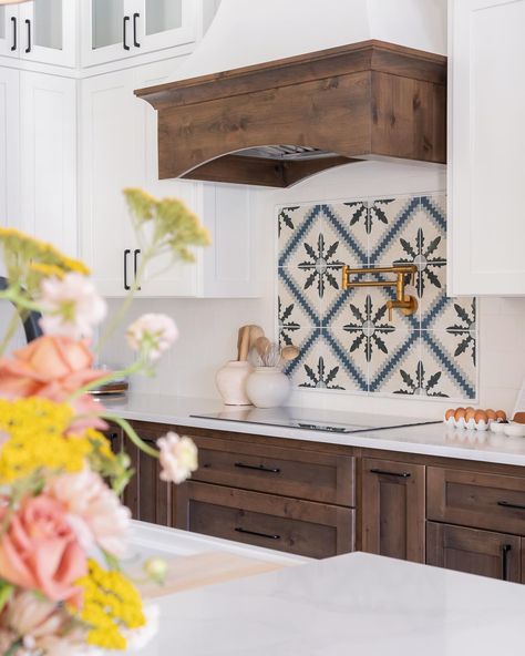 I love being able to document the beautiful transformation of a kitchen into a masterpiece with @kmbuilders . Featuring a stunning tile backsplash that blends traditional charm with modern elegance. The intricate pattern, paired with warm wood accents, creates a cozy yet sophisticated space perfect for culinary inspiration. Remodel and Staging by @kmbuilders Hand Glazed Tile Backsplash, White Backsplash Wood Cabinets, Modern Spanish Style Kitchen Backsplash, Wood To Tile Transition Kitchen, Patterned Backsplash Kitchen, Kitchen Stove Backsplash Ideas, Spanish Style Kitchen Backsplash, Modern Spanish Style Kitchen, Traditional Kitchen Tiles